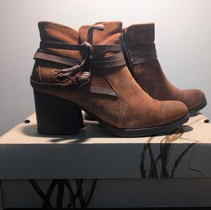 Born - B.O.C - DARK Brown (Tobacco) Suede - Amber Boot - 8M Womens